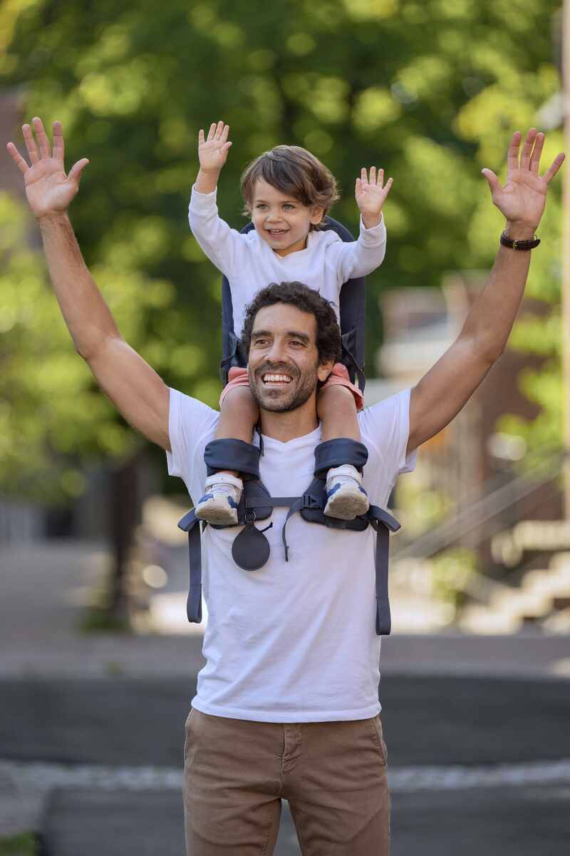 Porte-bébé épaule The Shoulder Carrier G5 Dusk Blue Core Minimeis lifetsyle4