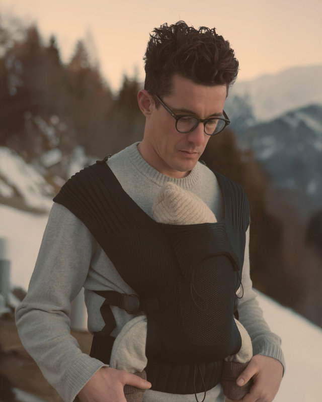 Porte-bébé Flybaby Black Flybaby lifestyle 2