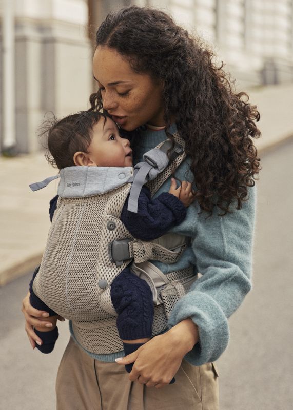 Porte-bébé Harmony Mesh 3D gris beige Babybjorn lifestyle