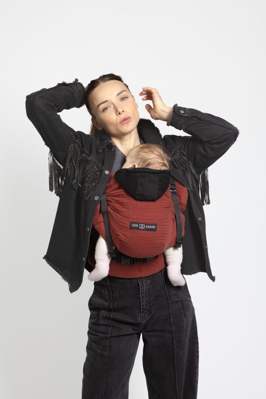 Porte-bébé HoodieCarrier 2 Hot Paprika Love Radius lifestyle 3