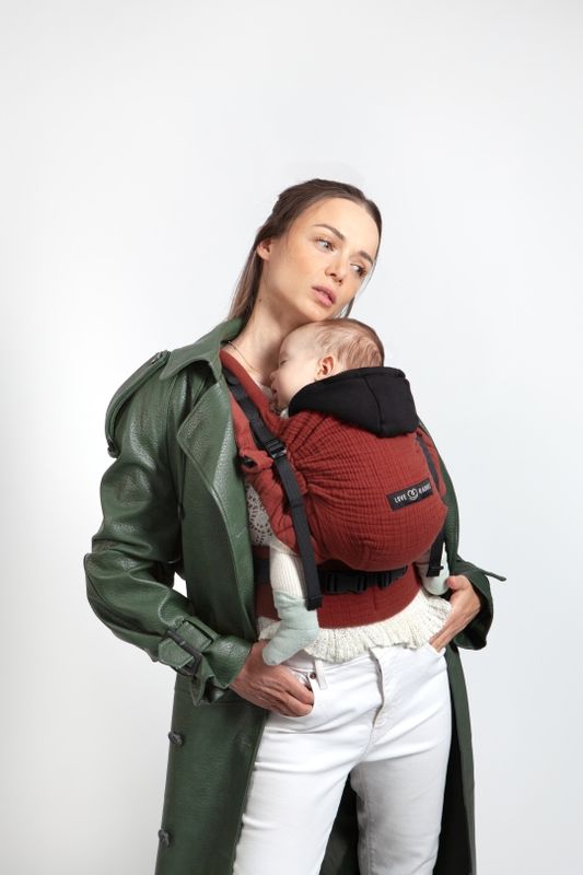 Porte-bébé HoodieCarrier 2 Hot Paprika Love Radius lifestyle 2