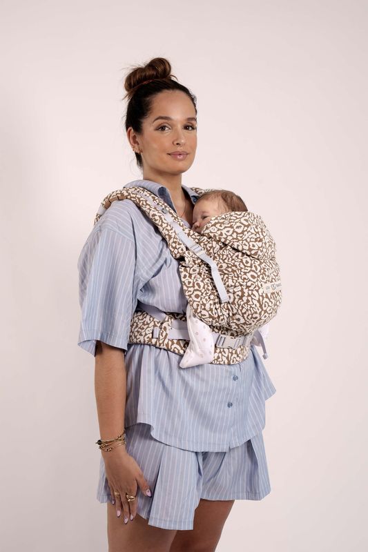 Porte-bébé HoodieCarrier 2 Sweet Sauvage Love Radius lifestyle 1