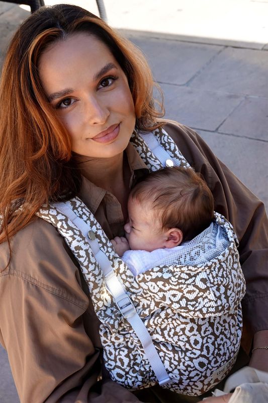 Porte-bébé HoodieCarrier 2 Sweet Sauvage Love Radius lifestyle 2