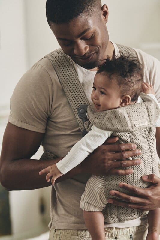 Porte-bébé Mini Mesh 3D Gris beige babybjorn ambiance
