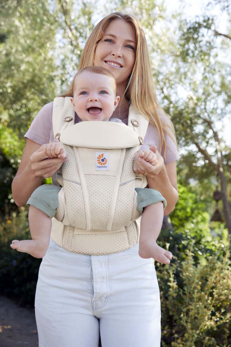 Porte-bébé Omni Breeze Crème Ergobaby lifestyle