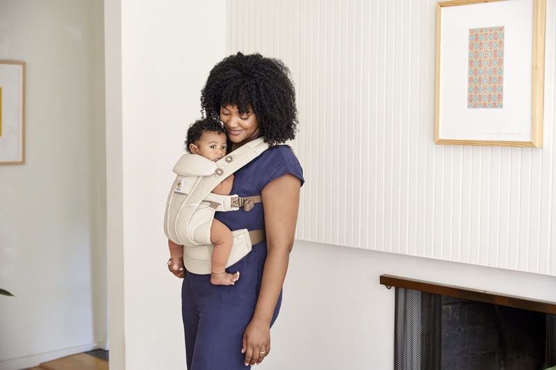 Porte-bébé Omni Breeze Crème Ergobaby lifestyle2