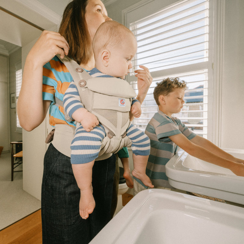 Porte-bébé Omni Classic Mesh Natural Beige Ergobaby lifestyle 3