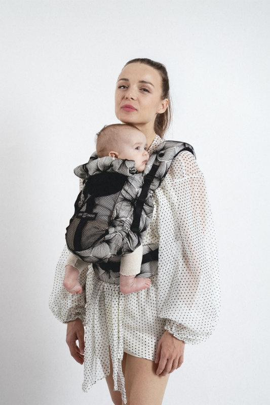 Porte-bébé PhysioCarrier 2 Black Orchid Love Radius lifestyle