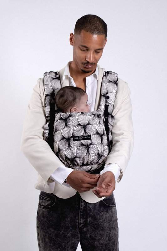 Porte-bébé PhysioCarrier 2 Black Orchid Love Radius lifestyle3