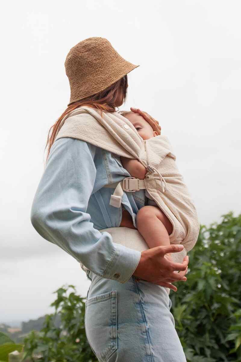 Porte-bébé structuré Carry & Bloom  MAMA HANGS lifestyle1