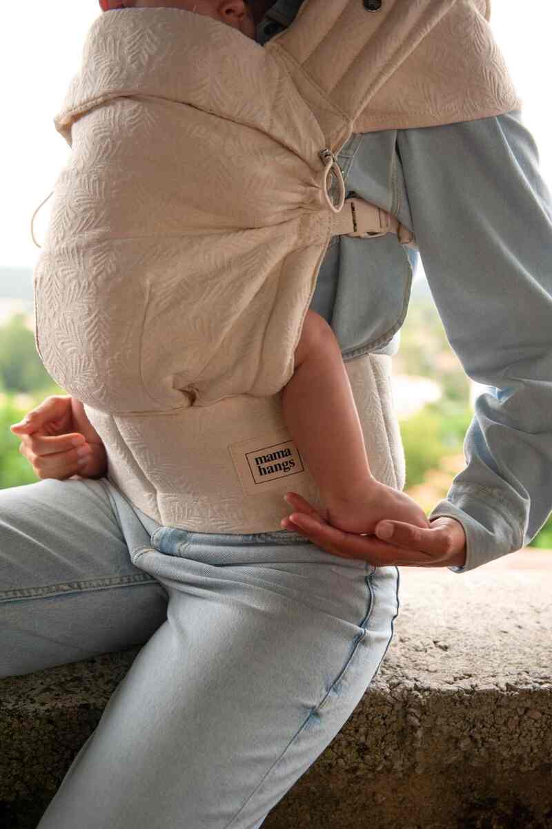 Porte-bébé structuré Carry & Bloom  MAMA HANGS lifestyle2