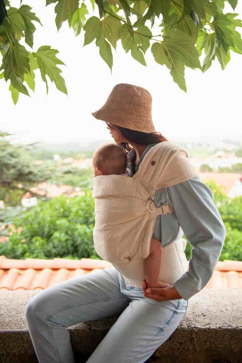 Porte-bébé structuré Carry & Bloom MAMA HANGS lifestyle3