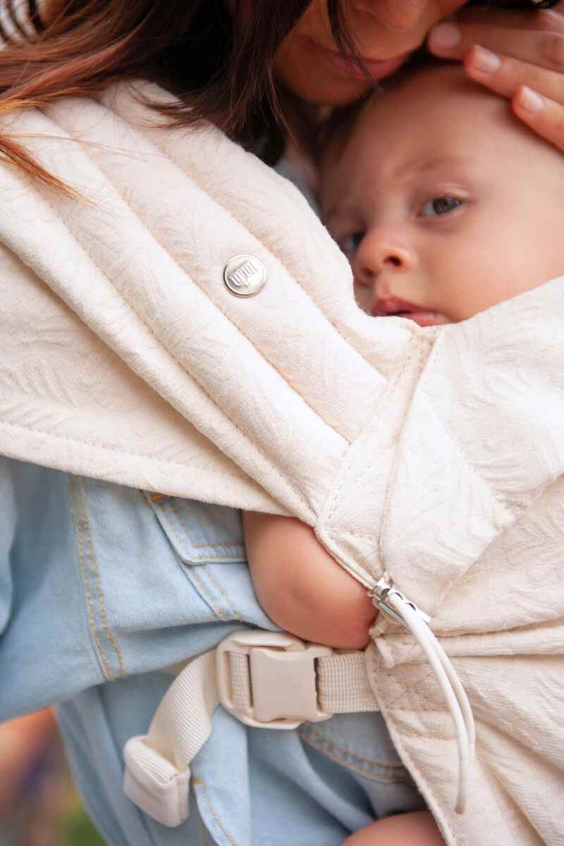 Porte-bébé structuré Carry & Bloom MAMA HANGS lifestyle4