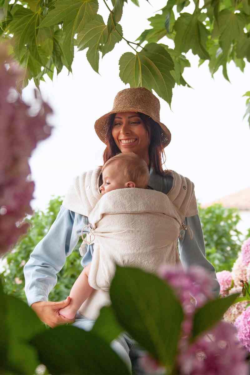Porte-bébé structuré Carry & BloomMAMA HANGS lifestyle5