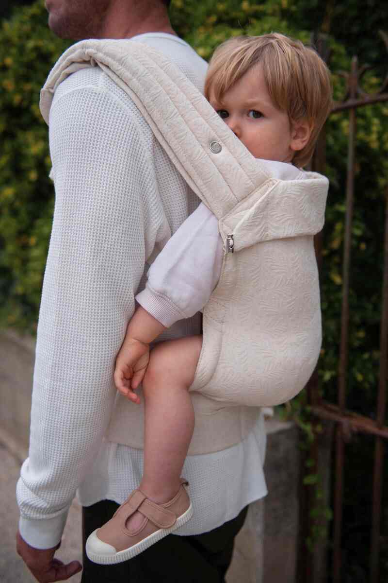 Porte-bébé structuré Carry & Bloom MAMA HANGS lifestyle8