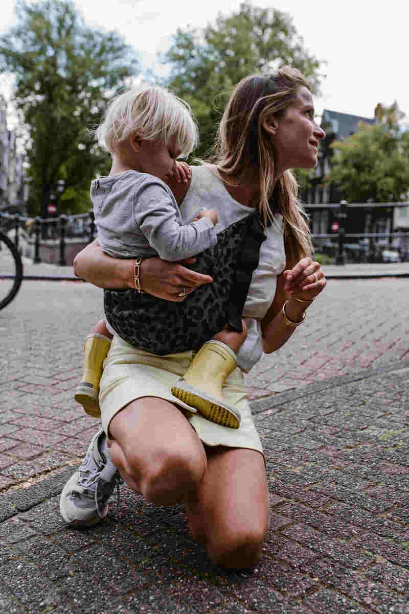 Porte Enfant 9 mois-4 ans Grey Leopard Wildride lifestyle