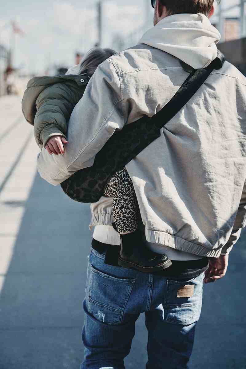 Porte Enfant 9 mois-4 ans Grey Leopard Wildride lifestyle4