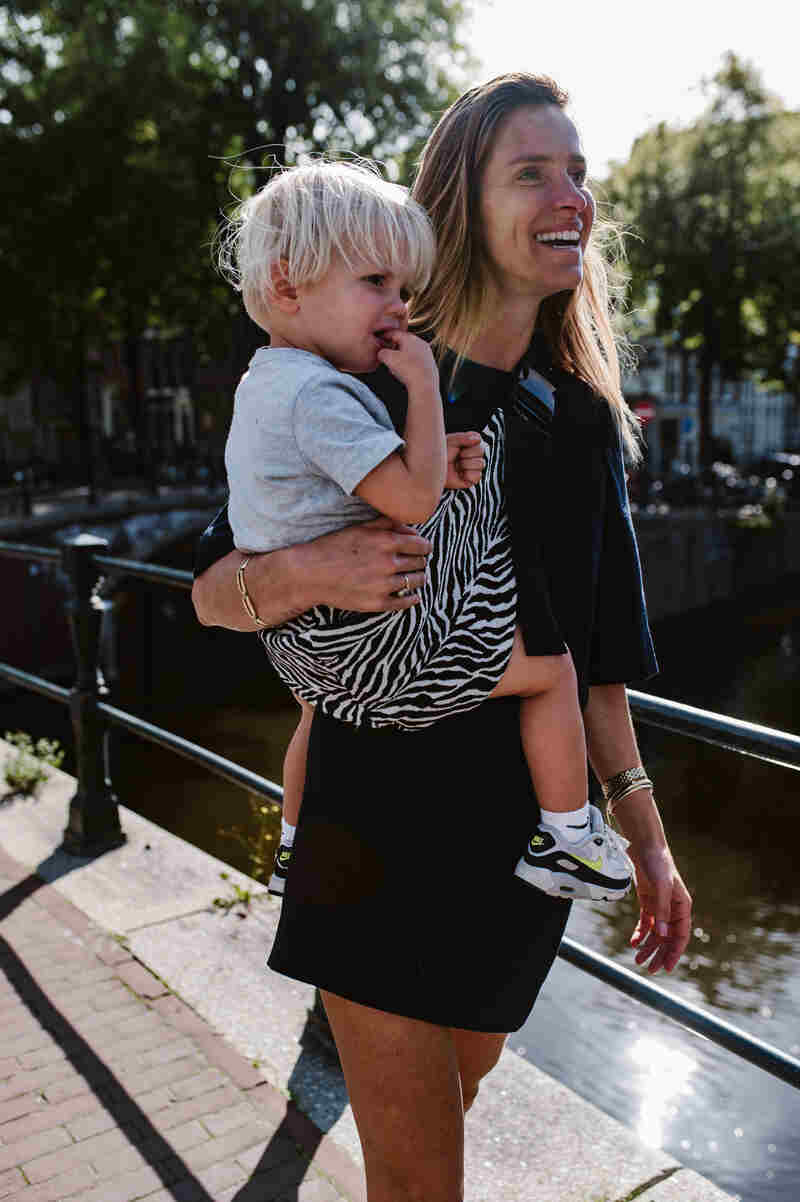 Porte Enfant 9 mois-4 ans Premium Collection Black zebra Wildride lifestyle 1