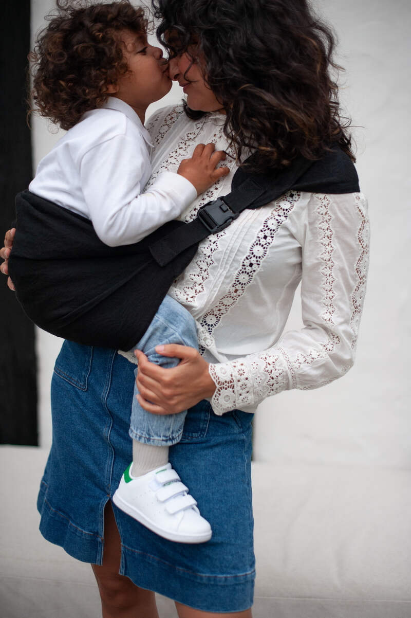 Porte enfant Carry & Walk MAMA HANGS lifestyle3