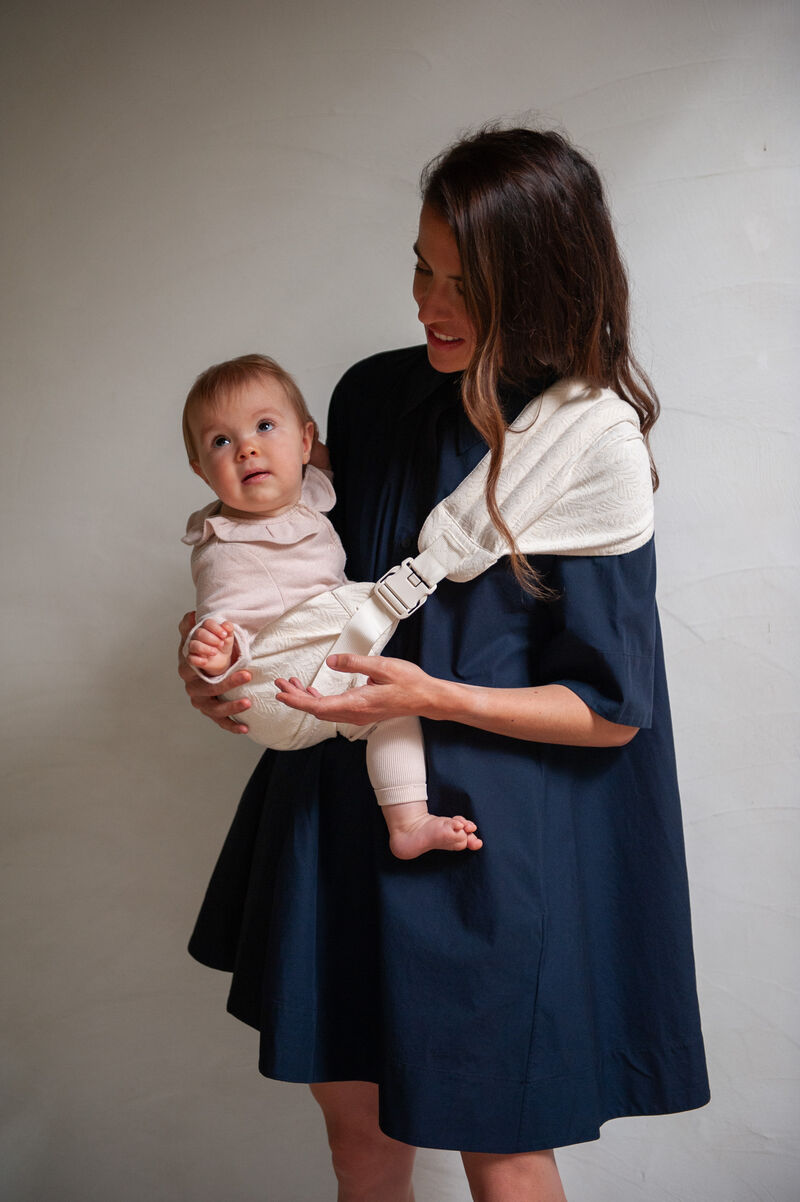 Porte enfant Carry & Walk MAMA HANGS lifestyle5
