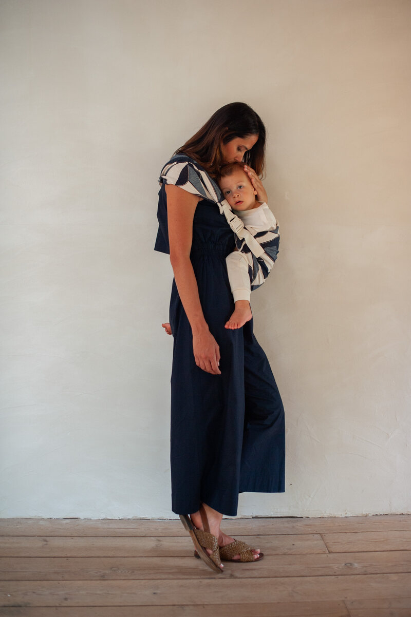 Porte enfant Carry & Walk MAMA HANGS lifestyle2