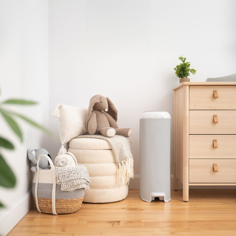Poubelle à couches Platinum grise avec 1 recharge Easy Roll 18 sacs Diaper Genie lifestyle 2