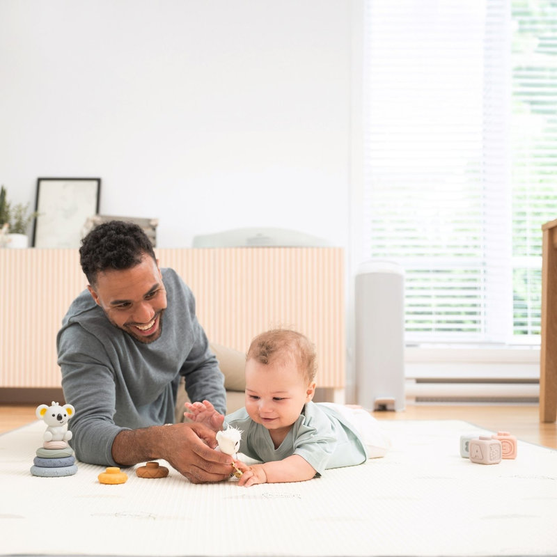 Poubelle à couches Platinum grise avec 1 recharge Easy Roll 18 sacs Diaper Genie lifestyle 3