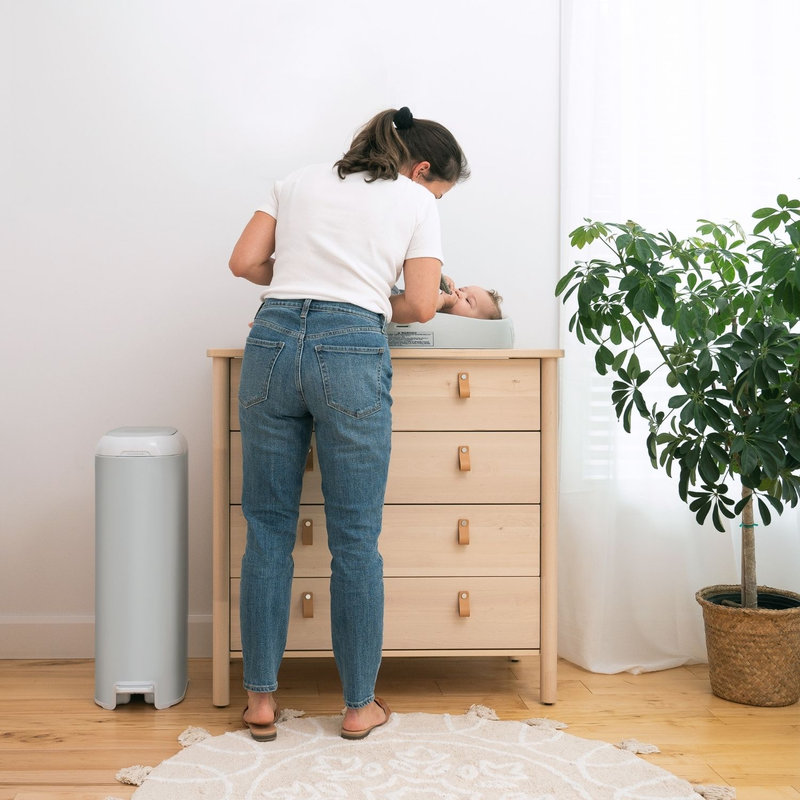 Poubelle à couches Platinum grise avec 1 recharge Easy Roll 18 sacs Diaper Genie lifestyle 5