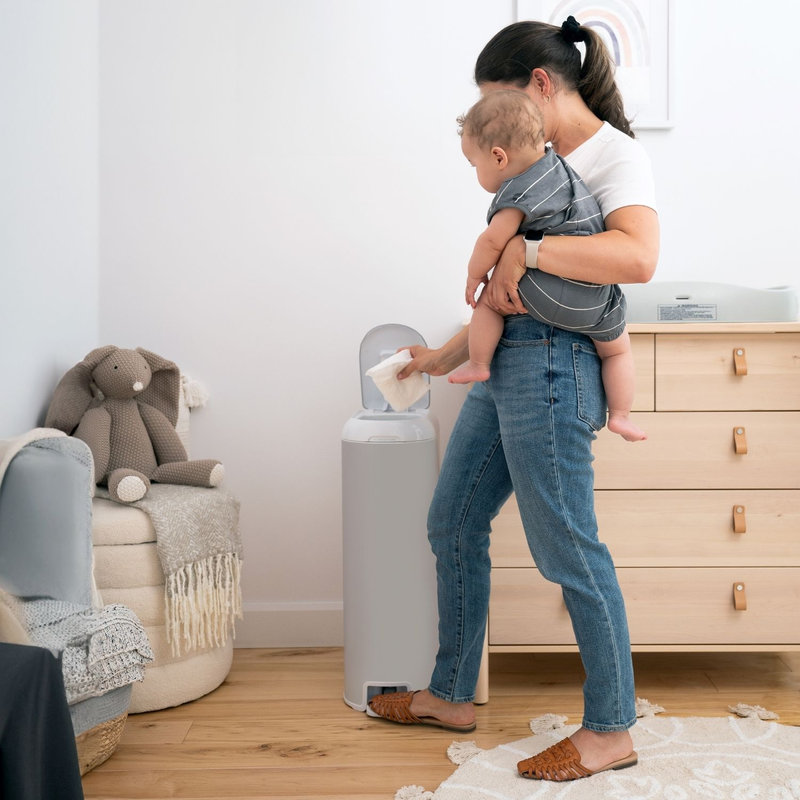 Poubelle à couches Platinum grise avec 1 recharge Easy Roll 18 sacs Diaper Genie lifestyle 6