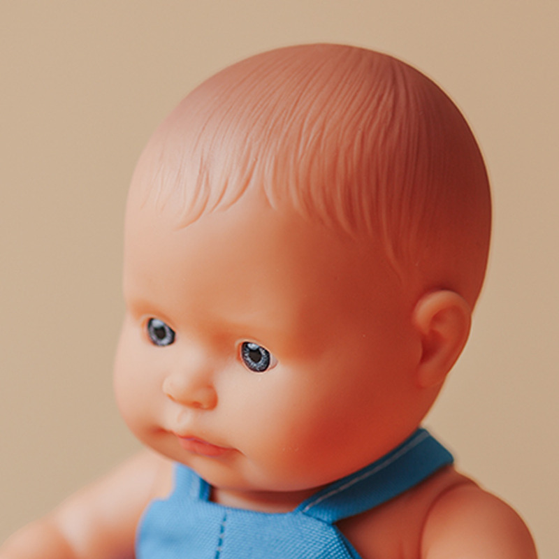 Poupée 21 cm garçon caucasien - barboteuse bleue MINILAND lifestyle2