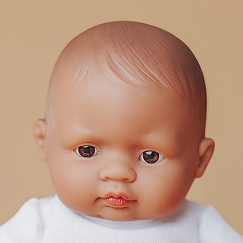 Poupée 21 cm garçon sud-américain - top blanc short bleu MINILAND lifestyle2