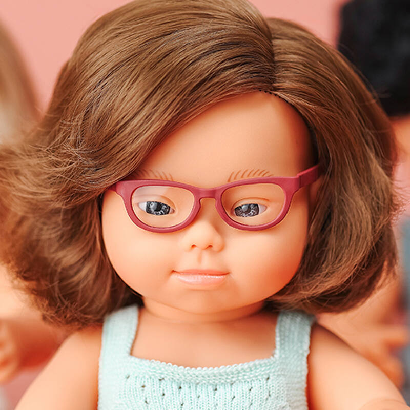 Poupée 38 cm syndrome down - robe rose et lunettes MINILAND lifestyle2