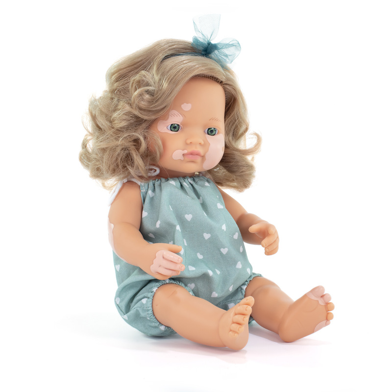 Poupée 38 cm vitiligo - barboteuse verte à coeurs MINILAND face