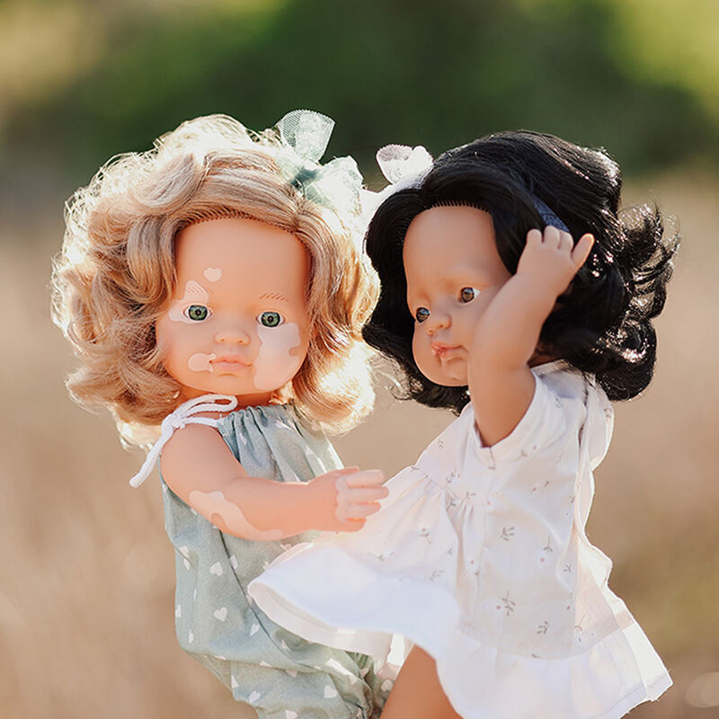 Poupée 38 cm vitiligo - barboteuse verte à coeurs MINILAND lifestyle2