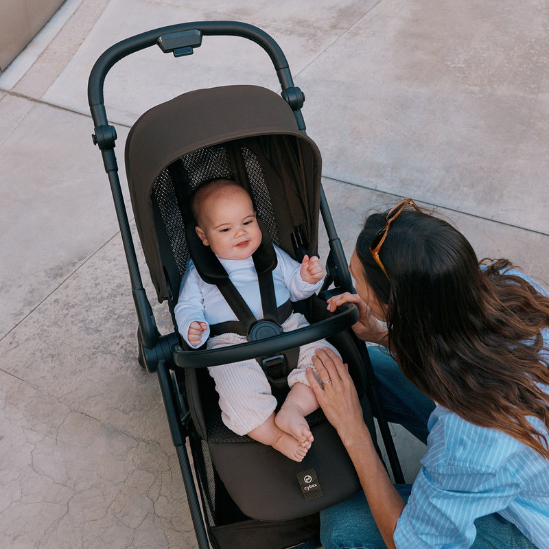 Poussette Citadine Melio Carbon 2026 Chocolate Brown Cybex lifestyle 2