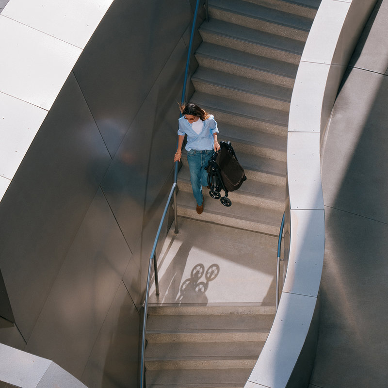 Poussette Citadine Melio Carbon 2026 Chocolate Brown Cybex lifestyle 3