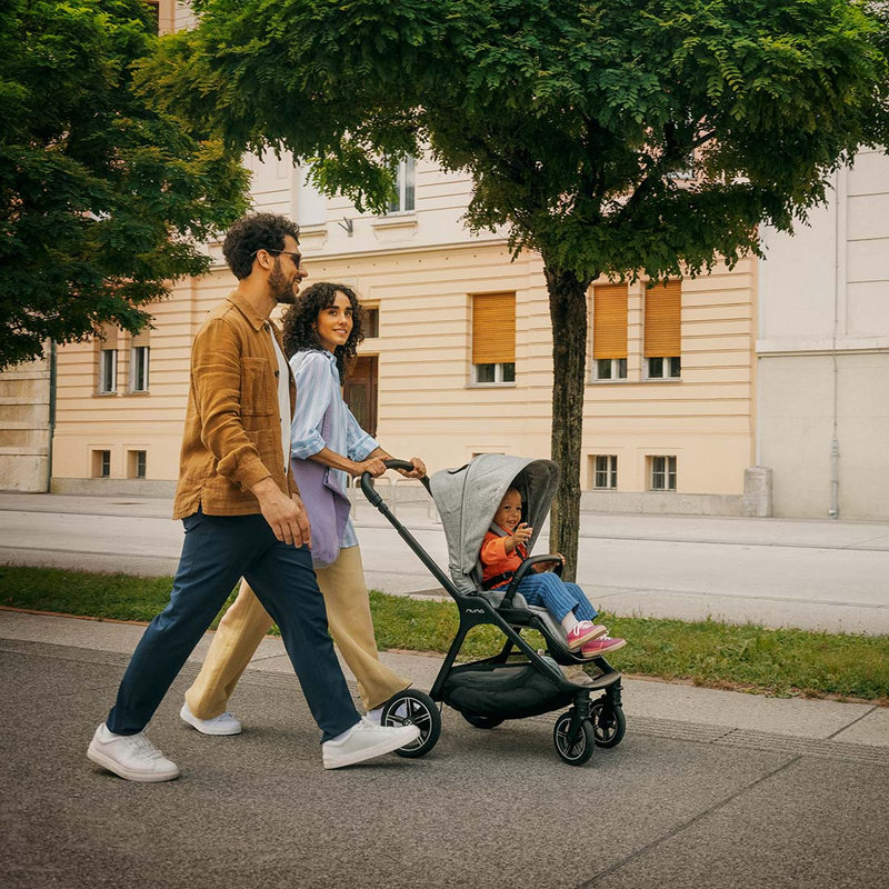 Poussette citadine TRIV Next Nuna x BMW Nuna lifestyle 3