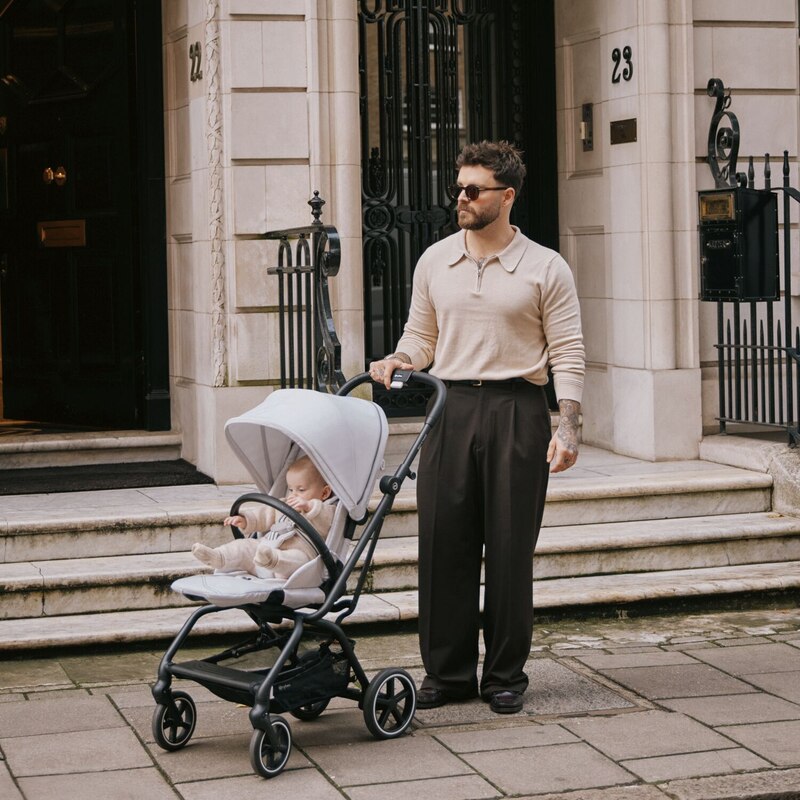 Poussette compacte Eezy S Twist+ 2 BLK Fog Grey / Light Grey Cybex lifestyle