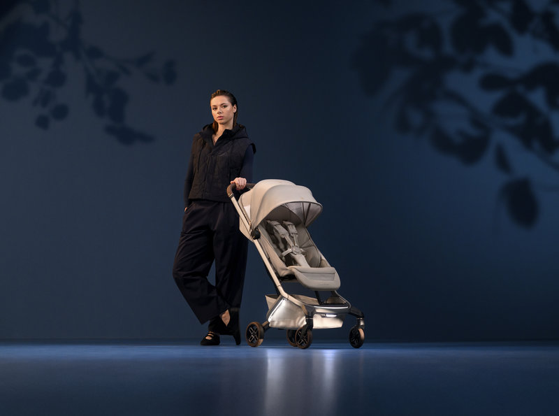 Poussette ultra-compacte Fame Cabin Sapphire Sand Maxi Cosi lifestyle 1