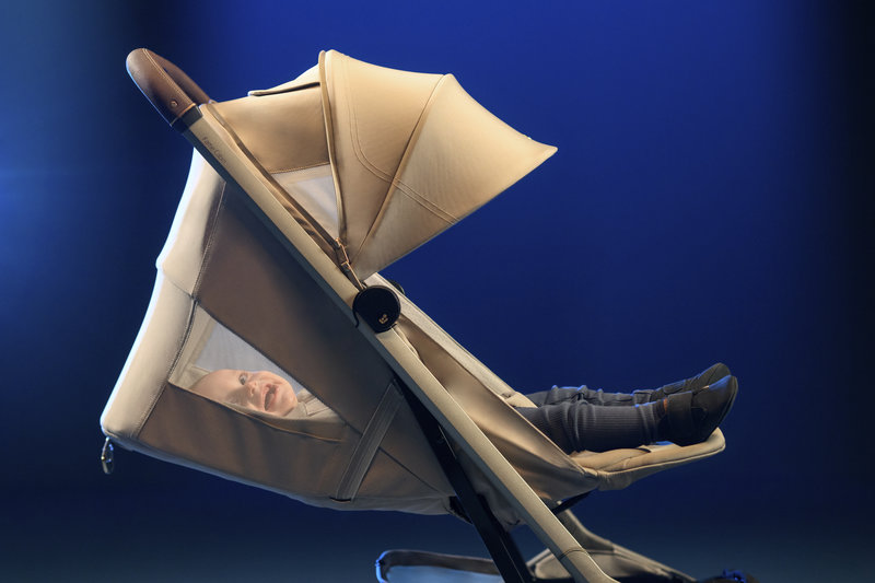 Poussette ultra-compacte Fame Cabin Sapphire Sand Maxi Cosi lifestyle 2