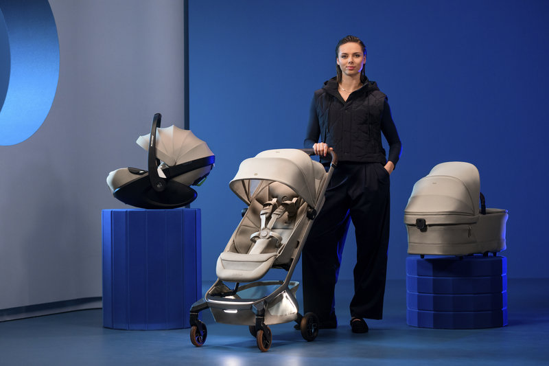 Poussette ultra-compacte Fame Cabin Sapphire Sand Maxi Cosi lifestyle 7