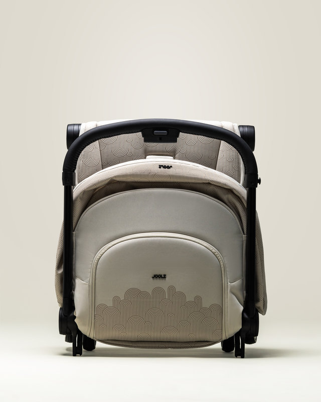 Poussette compacte Joolz Aer2 Edition limitée Calming beige Joolz pliée avec fond