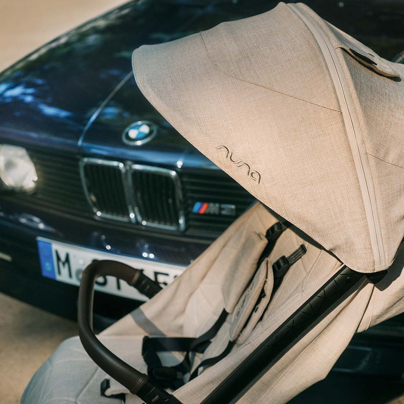 Poussette compacte TRVL lx Nuna x BMW Nuna lifestyle2
