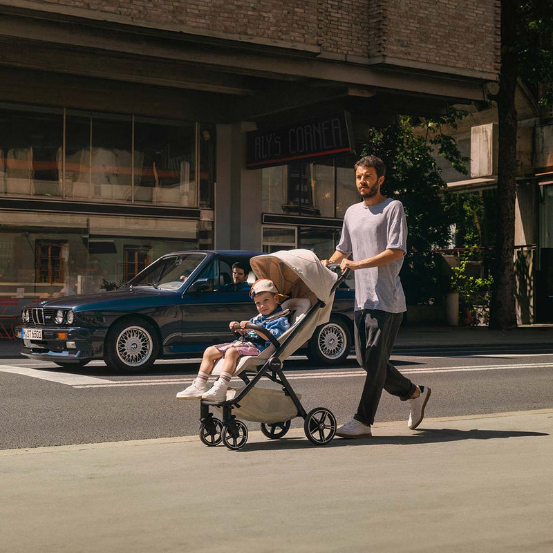 Poussette compacte TRVL lx Nuna x BMW Nuna lifestyle3