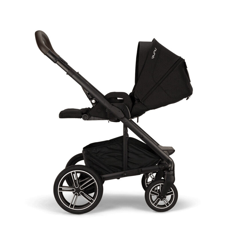 Poussette polyvalente Mixx Next avec harnais magnétique Nuna face parent assise allongee