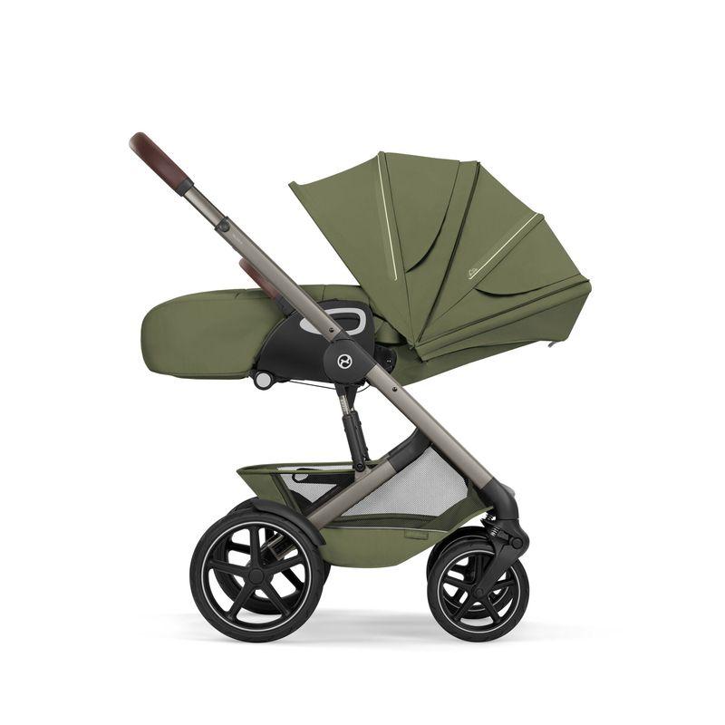 Poussette Talos S Lux 2026 Taupe / Moss Green CYBEX allongée face parent