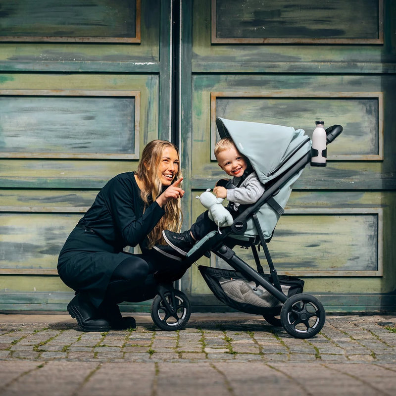 Poussette Thule Spring 2 Mist Green on Black Thule lifestyle 1