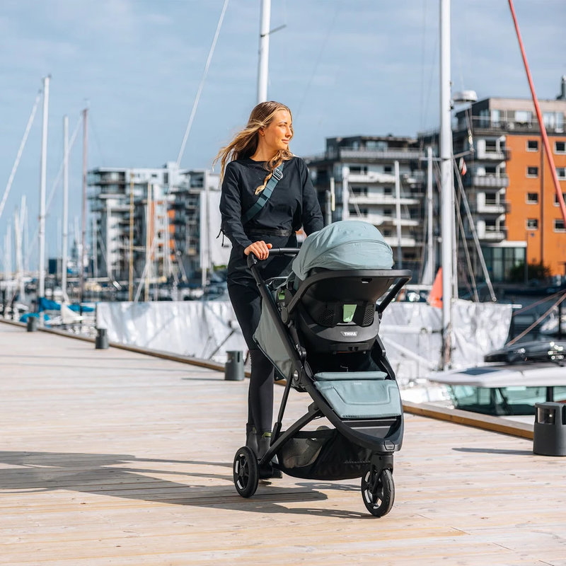 Poussette Thule Spring 2 Mist Green on Black Thule lifestyle 2