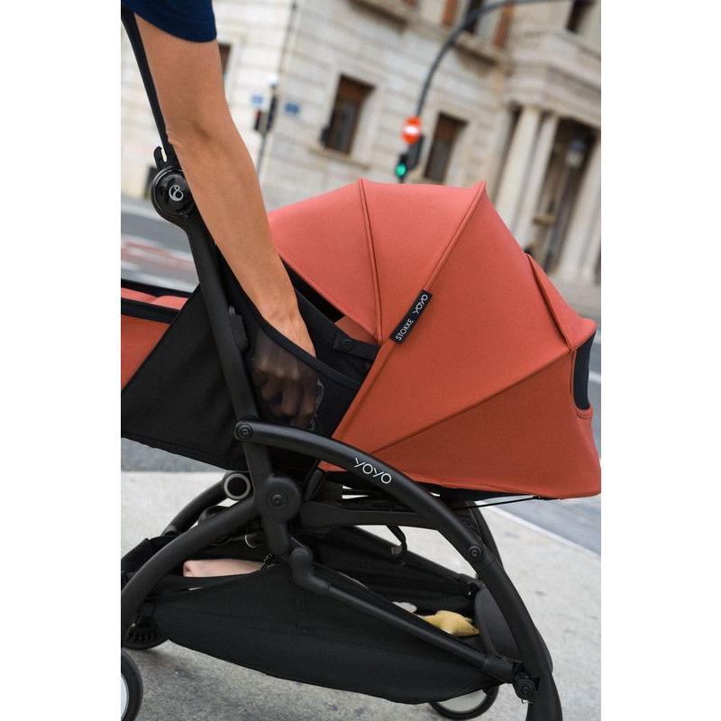 Poussette YOYO 5 avec pack nouveau-né et pack couleur 6+ STOKKE lifestyle 3