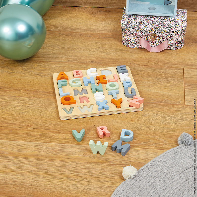 Puzzle en bois alphabet Sweet Cocoon Janod ambiance